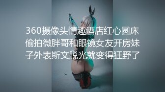 单身女性在家拿着梳子自慰解闷