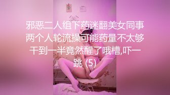 两个韩国小哥哥酒店做爱,戴着面具,骚零因为第一次还比较害羞,捂着嘴忍住不叫出来,害羞捂脸