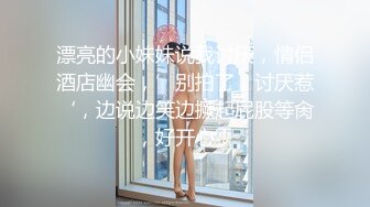 大奶骚逼熟女，嘴里哼着小歌，和粉丝裸聊，真够劲的！